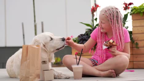 amor-para-mascotas---moda-hermosa-niña-con-trenzas-africanas-come-en-la-calle-con-su-perro