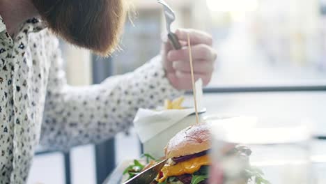 Hipster-Mann-einen-Hamburger-Essen