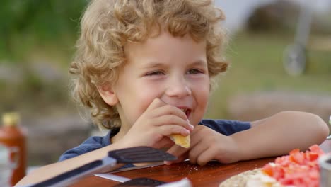 Kleiner-Junge-bei-Picknick-Essen