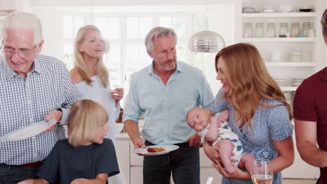 Familie-und-Freunde-treffen-zum-Mittagessen-Partei-in-Küche