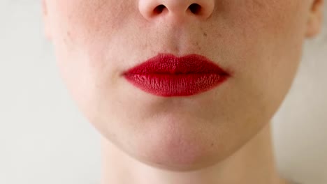 Frau-mit-roten-Lippen-isst-Erdbeeren.-Mund-Nahaufnahme.-Ansicht-von-vorne.