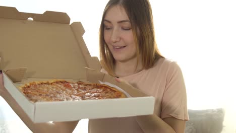 Mujer-joven-comer-pizza-apetitosa.-Alimento-calorías.