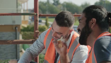 Los-trabajadores-en-la-construcción-del-sitio-almuerzo-comer-y-divertirse