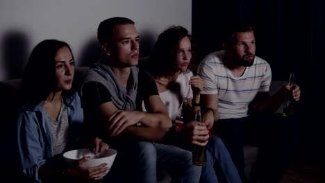 Vier-Freunde-Essen-Popcorn,-Bier-zu-trinken-Horror-Film-gemeinsam-ansehen-und-sind-immer-noch-sehr-fasziniert-und-verängstigt,-Sit.-Film-Nacht