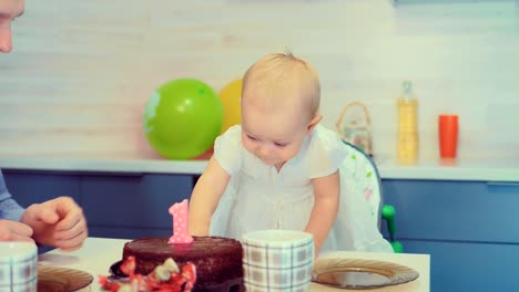 Kind-versucht,-einen-Kuchen-zu-essen