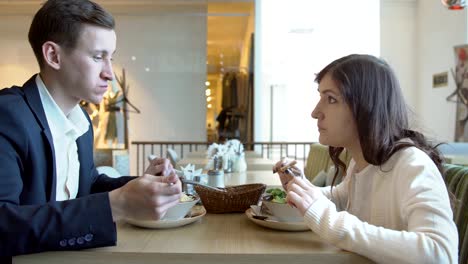 Business-Lunch.-Junger-Mann-und-Frau-im-café