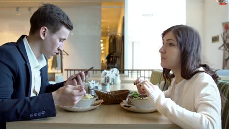 Business-Meeting.-Junger-Mann-und-Frau-im-café