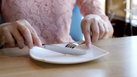 sehr-hungrig-Frau-wartet-lange-auf-eine-Bestellung-in-einem-café