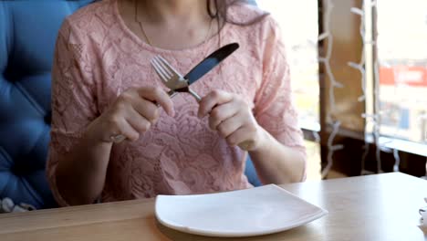 Brünette-Frau-erfordert-eine-Bestellung-in-einem-Café,-die-eine-lange-Zeit-wartet