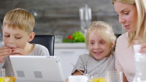 Kids-Using-Tablet-at-Breakfast-with-Mom