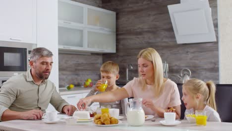 Familia-caucásica-desayunando