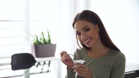 Diät-Ernährung.-Junge-attraktive-Frau-Naturjoghurt-Essen