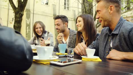 große-Gruppe-von-Freunden-in-eine-Outdoor-cafeteria