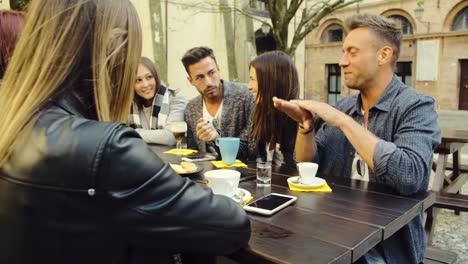 große-Gruppe-von-Freunden-in-eine-Outdoor-cafeteria