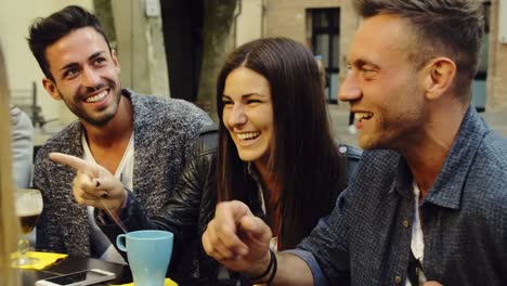 große-Gruppe-von-Freunden-in-eine-Outdoor-cafeteria