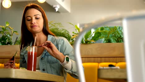 Mujer-que-tiene-comida-en-el-restaurante-4k