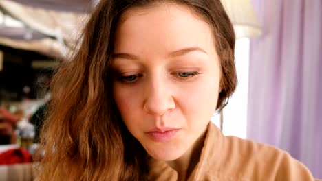 Hermosa-joven-con-ojos-azules-comiendo-ensalada-de-palos-en-un-café-restaurante