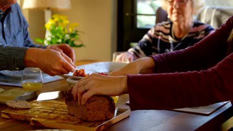 Mujer-corte-pan-en-mesa-de-comedor-4k