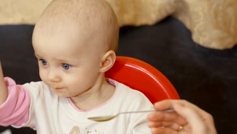 Niña-comiendo-puré-en-casa