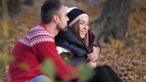 Herbst.-Strand.-Das-Mädchen-ist-das-Einfrieren.-Der-Kerl-versteckt-ihre-Jacke-und-schmiegt-sich-an-ihre-4-K-Slow-Mo