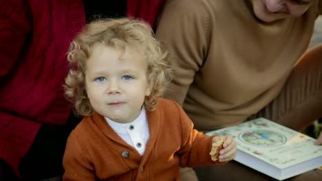 Bildnis-eines-Knaben-auf-ein-Familien-Picknick-an-der-frischen-Luft