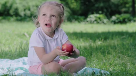 Gesunde-Ernährung.-Kinder-essen-saftigen-Apfel-im-freien