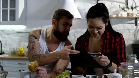 Man-and-woman-talking-during-breakfast