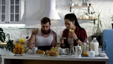 Man-and-woman-talking-during-breakfast