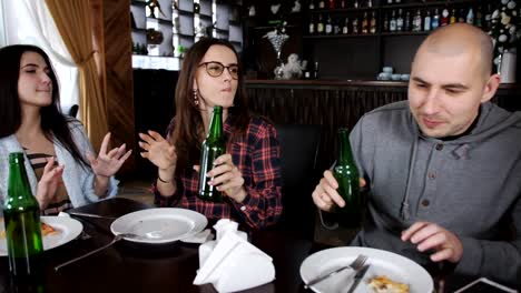 Group-of-friends-having-fun-at-the-pizzeria.