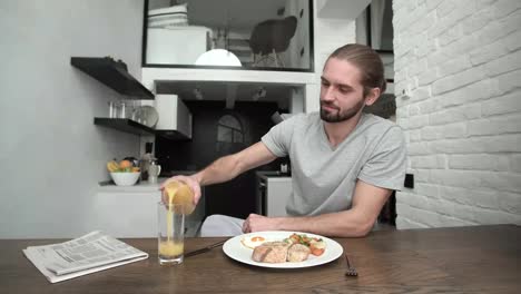 Frühstück.-Mann-Saft-in-Glas-gießen-und-Essen-zu-Hause