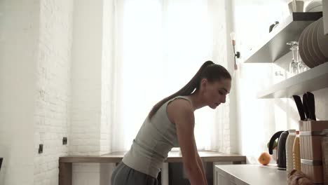 Mujer-preparando-desayuno,-corte-el-pan-a-bordo-en-cocina