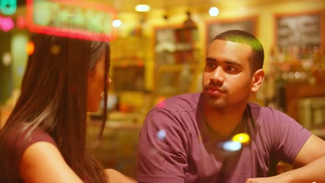 Una-joven-pareja-comiendo-en-un-centro-de-la-ciudad-de-pizzeria