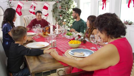 Familie-Tischgebet-vor-Weihnachten-Ball-R3D