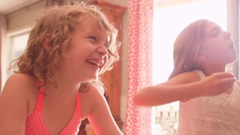 Hermanas-comer-leche-y-galletas-en-la-cocina,-contador