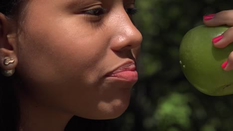 Mujer-niño-comiendo-una-manzana