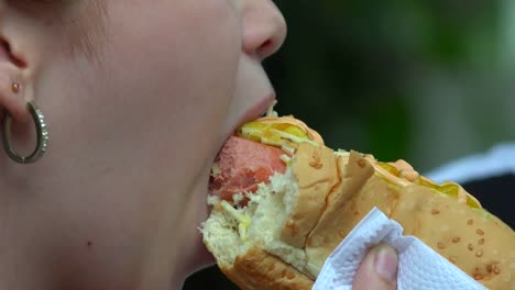 Junges-Mädchen-Essen-einen-Hotdog