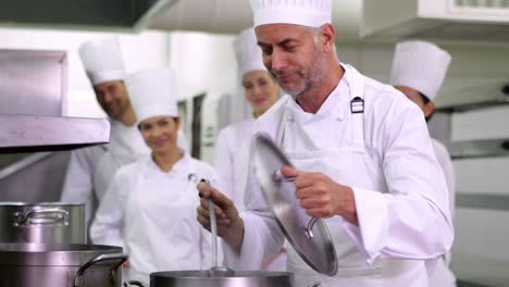 chef-principal-encapsulado-de-degustación-de-sopa-haciendo-gesto-de-ok