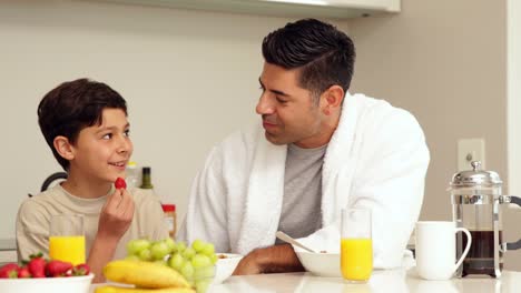 Hombre-atractivo-tener-desayuno-con-su-hijo