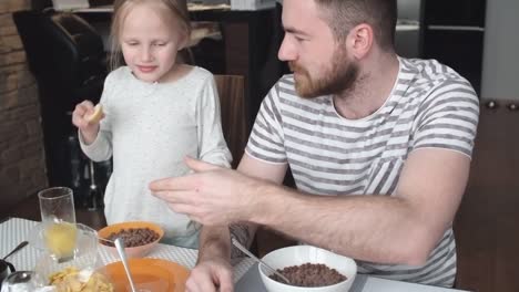 Hija-está-en-lugar-de-cereales,-tostadas-de-chocolate