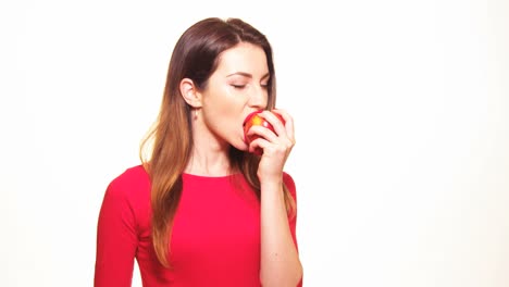 Mujer-comiendo-manzana-roja-frutas-sonriendo-aislado-sobre-fondo-blanco