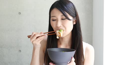 mujer-joven-comer-Katsudon