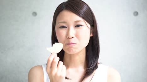 young-woman-eating-potato-chips