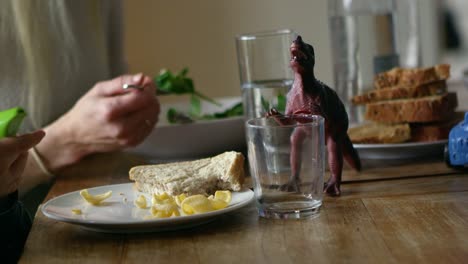 Familia-sentado-en-la-mesa-de-la-cocina-y-comiendo-comida-Shot-en-R3D