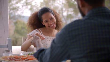 Pareja-disfrutando-de-la-comida-al-aire-libre-en-la-terraza-juntos