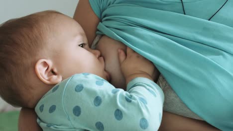 Mother-feeds-her-baby-breast-milk