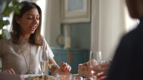 Disparo-a-cámara-lenta-de-pareja-disfrutando-de-la-comida-de-día-de-San-Valentín