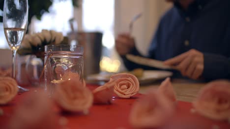 Cerca-de-la-romántica-pareja-disfrutando-comida-día-de-San-Valentín