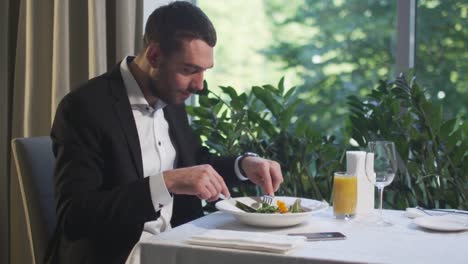 Geschäftsmann-ist-gesundes-Mittagessen-in-einem-Restaurant-Essen.