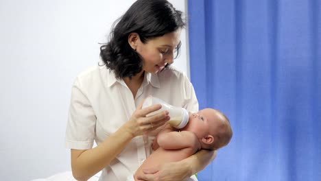 Fütterung-niedlichen-4-Monats-alten-Baby-Junge.