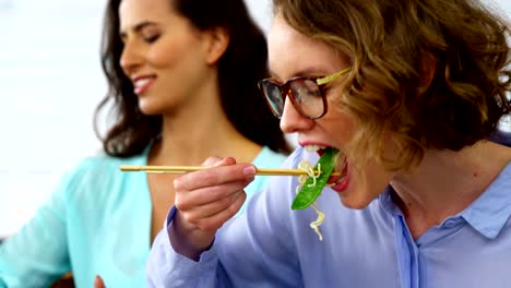 Ejecutivos-de-negocios-comer-durante-la-hora-del-almuerzo